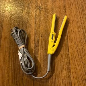 NWOT - DRYBAR Tiny Tress Press Detailing Iron